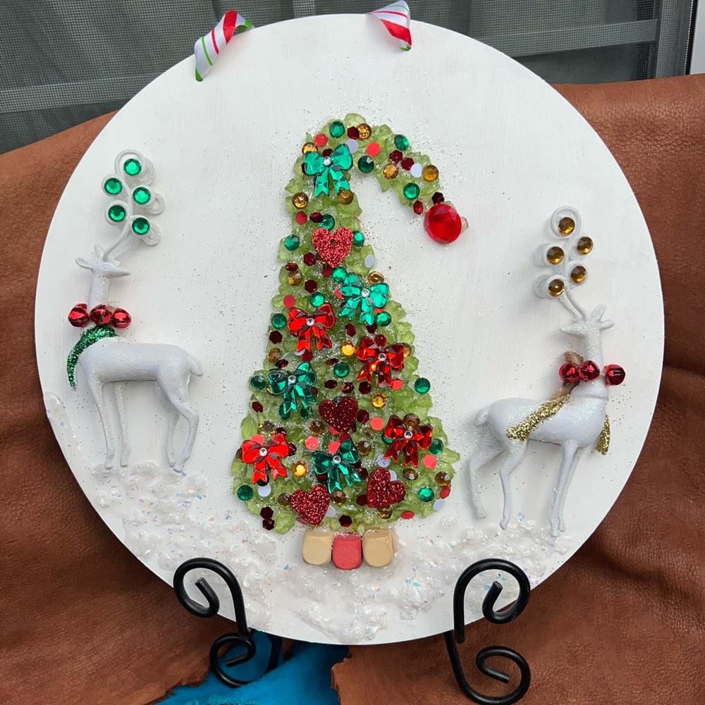 Festive Holiday Wall Decor with Christmas Tree Design